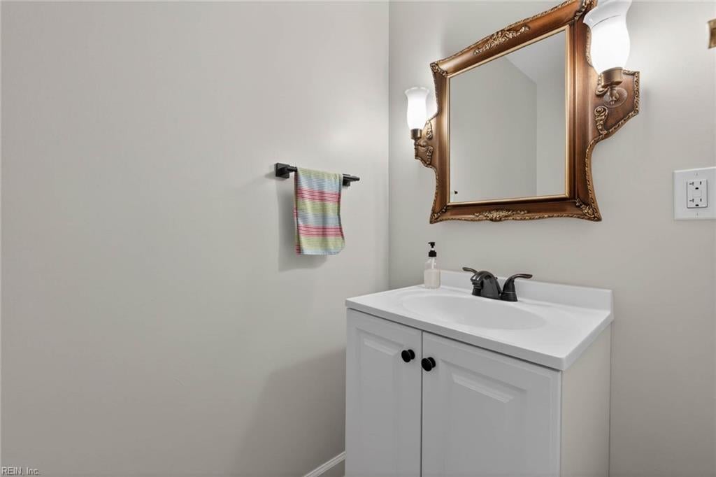 8814 Commodore DR