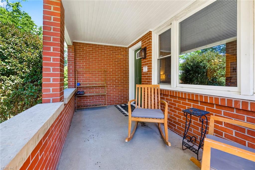 8814 Commodore DR