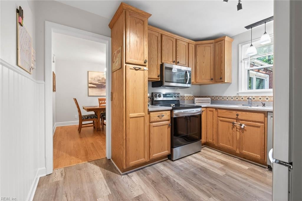 8814 Commodore DR