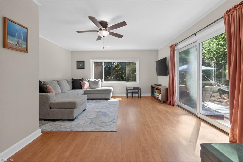 8814 Commodore DR
