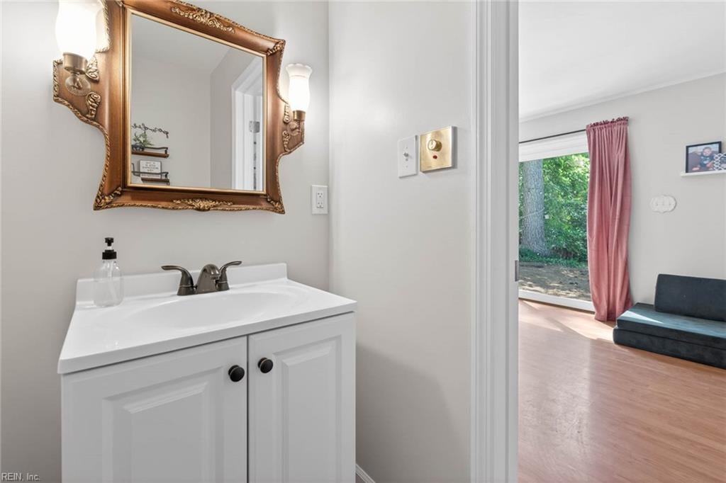 8814 Commodore DR