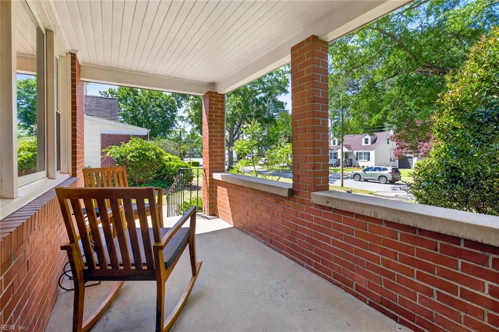 8814 Commodore DR