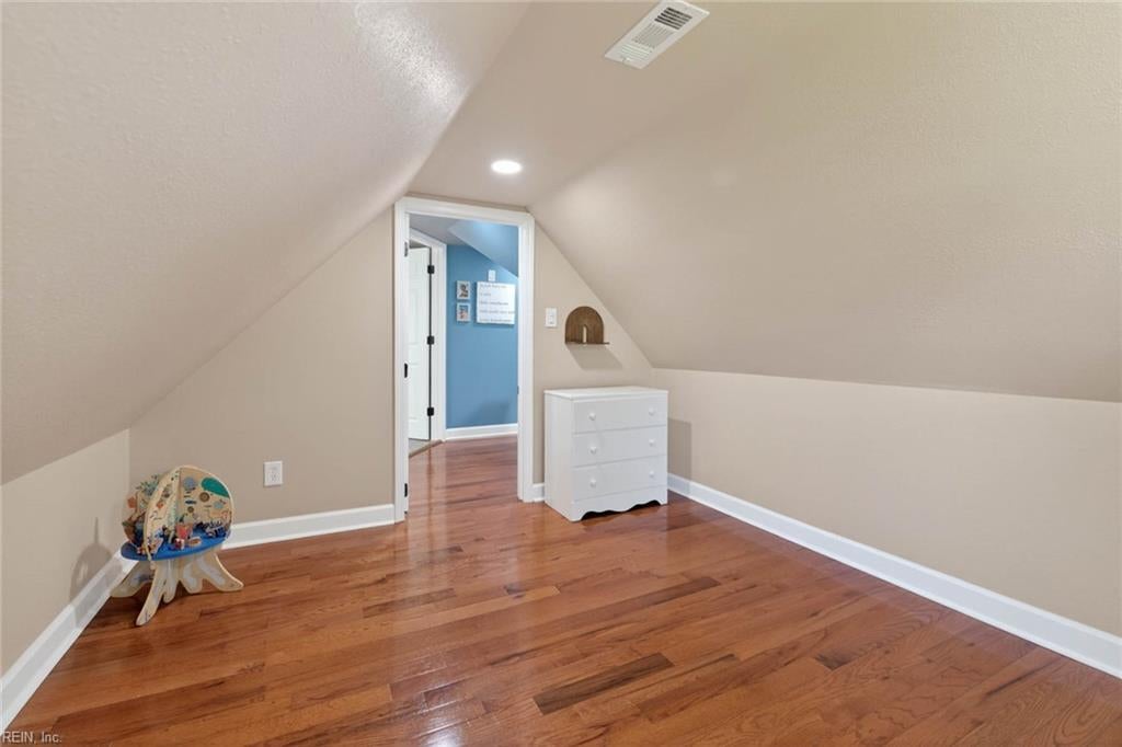 8814 Commodore DR