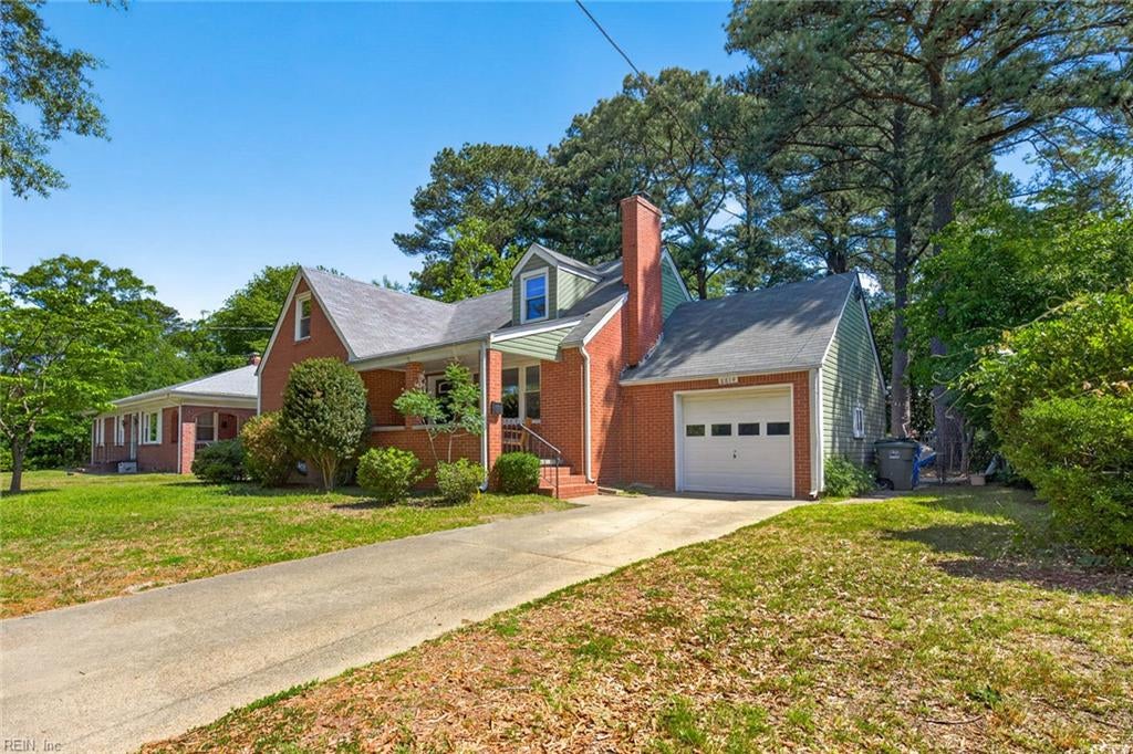 8814 Commodore DR