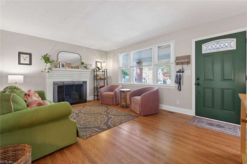 8814 Commodore DR