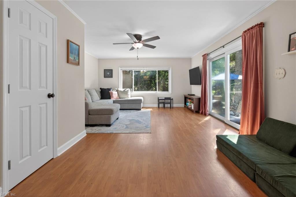 8814 Commodore DR
