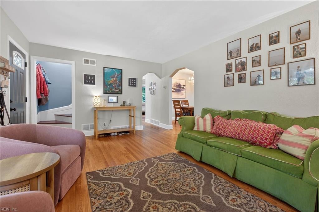 8814 Commodore DR