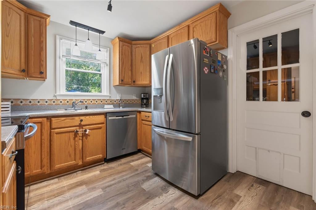 8814 Commodore DR