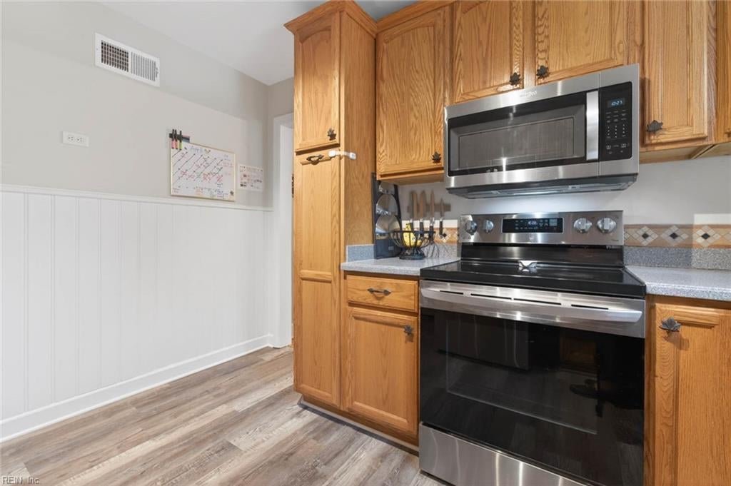 8814 Commodore DR