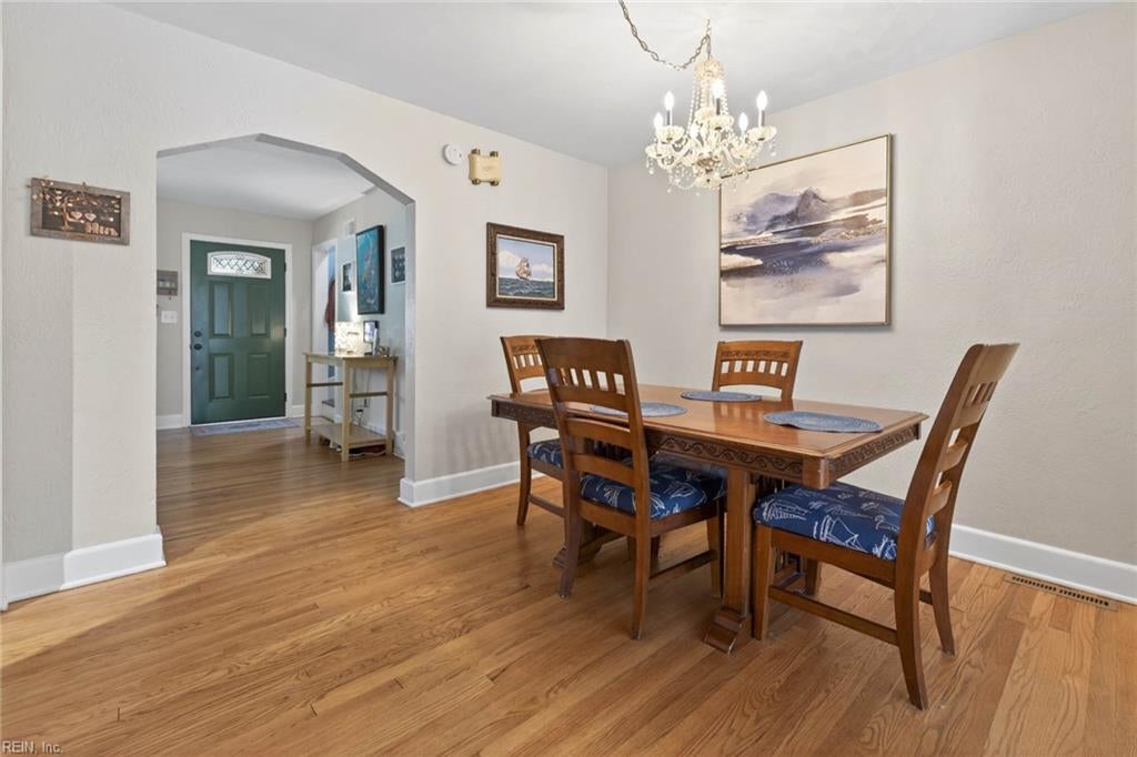 8814 Commodore DR