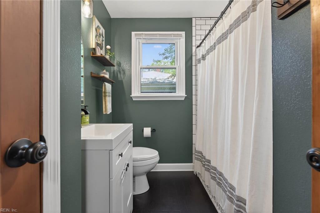 8814 Commodore DR