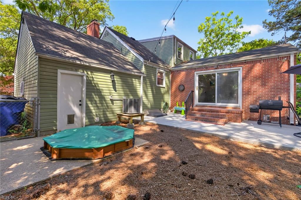 8814 Commodore DR