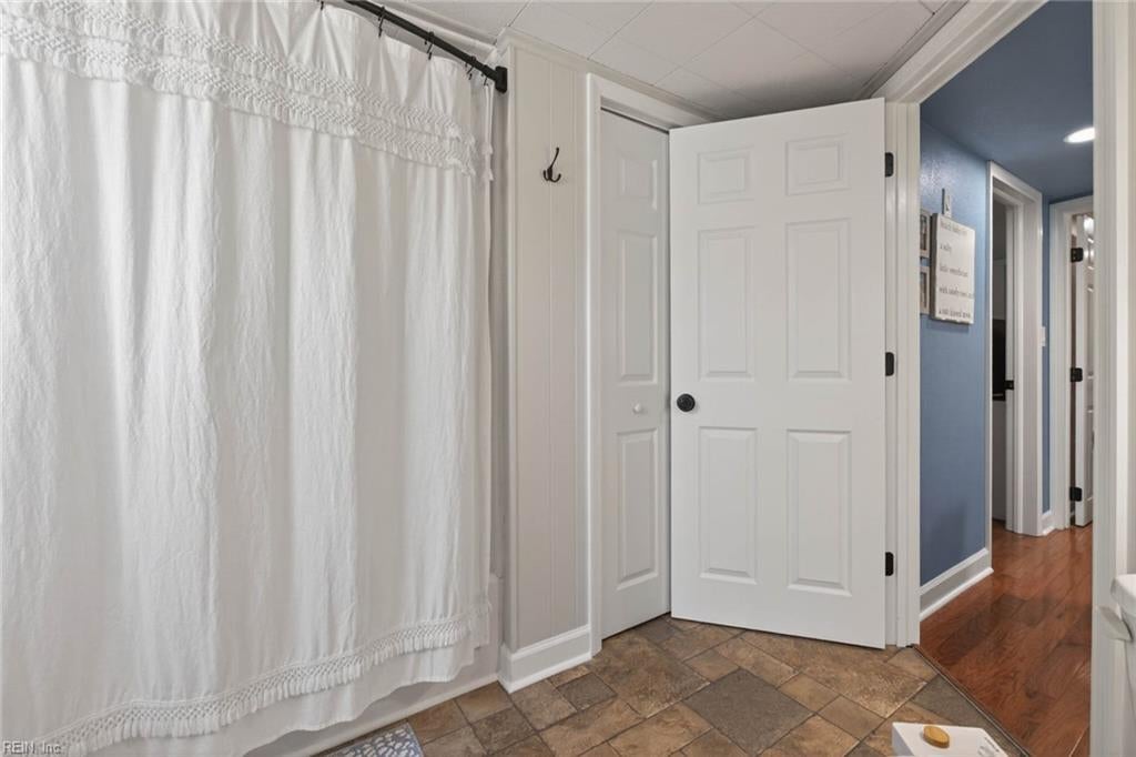 8814 Commodore DR