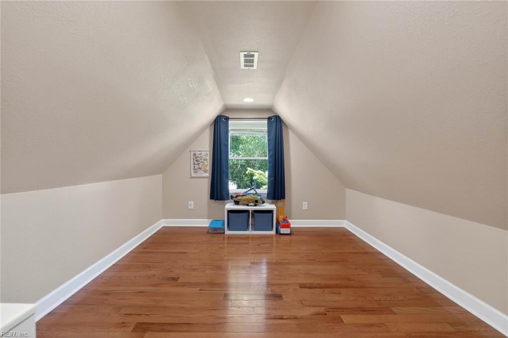 8814 Commodore DR