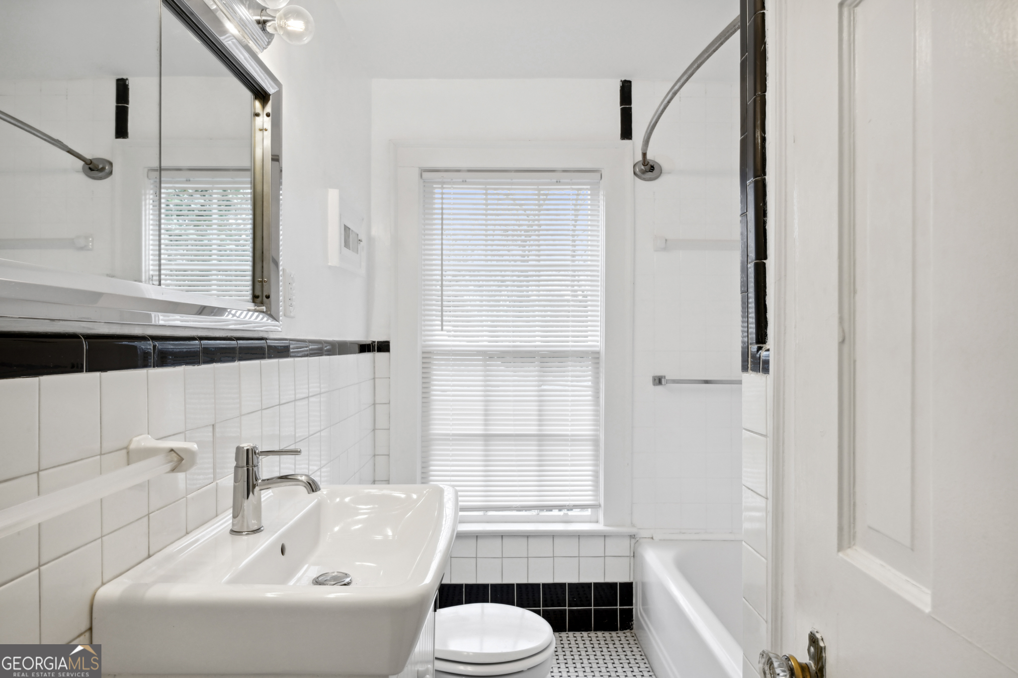 2878 N Hills Drive NE