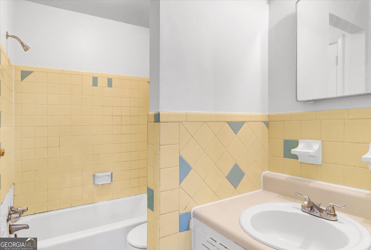 3272 Kingston Road NW