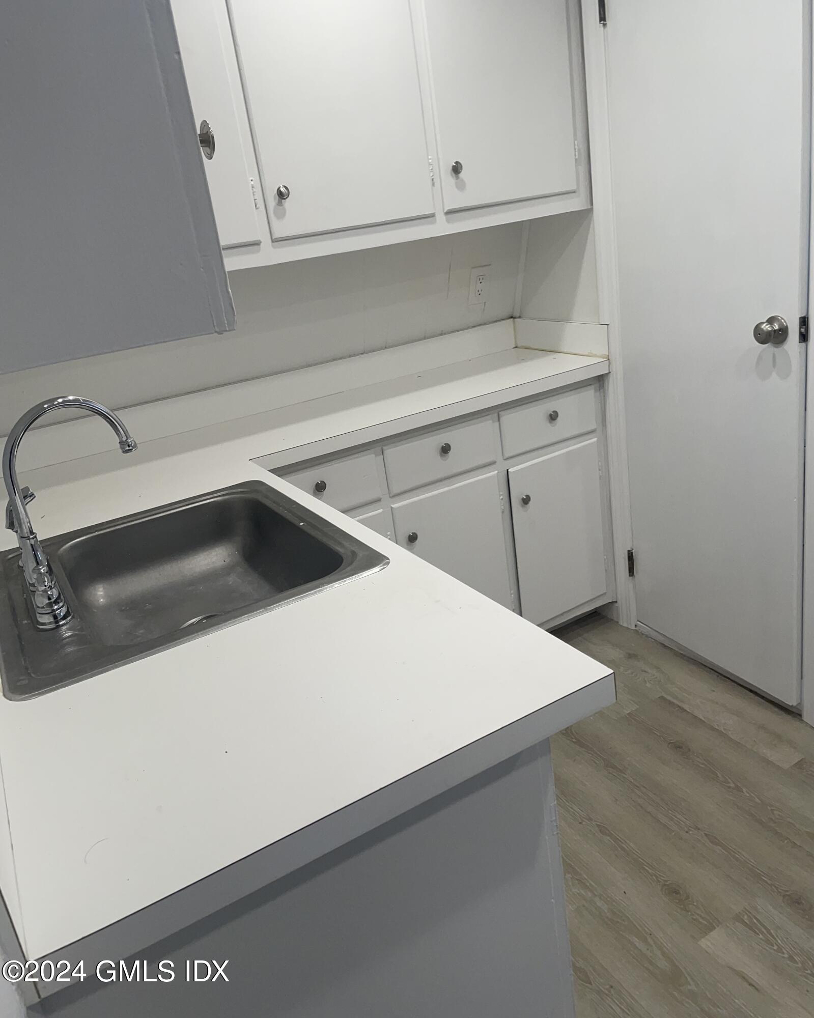 6 MORGAN Avenue Unit: B