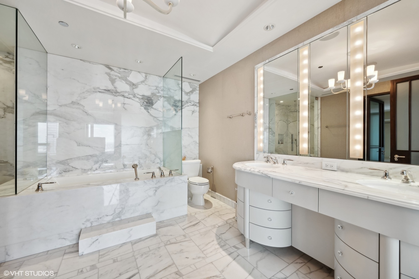 800 N Michigan Avenue Unit: 3902
