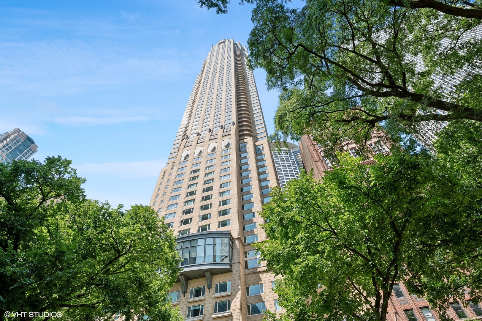 800 N Michigan Avenue Unit: 3902
