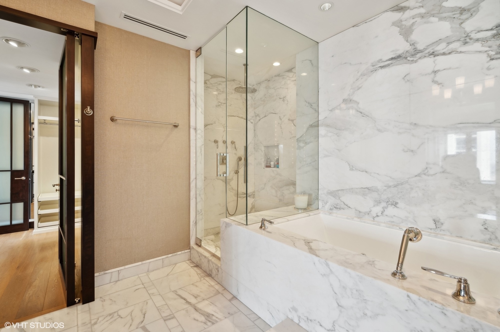 800 N Michigan Avenue Unit: 3902
