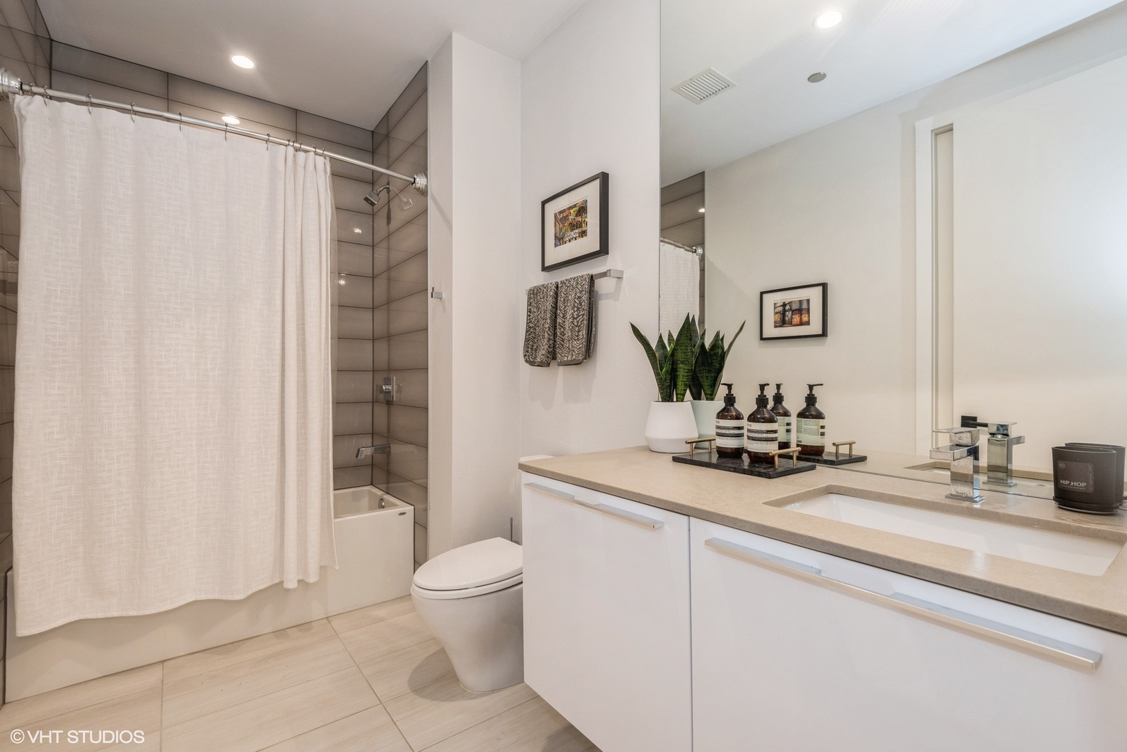 111 S Peoria Street Unit: 406