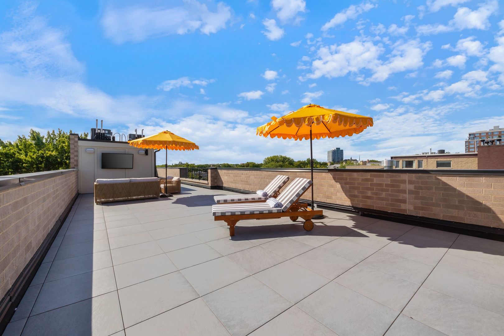 2034 N Mohawk Street Unit: 3