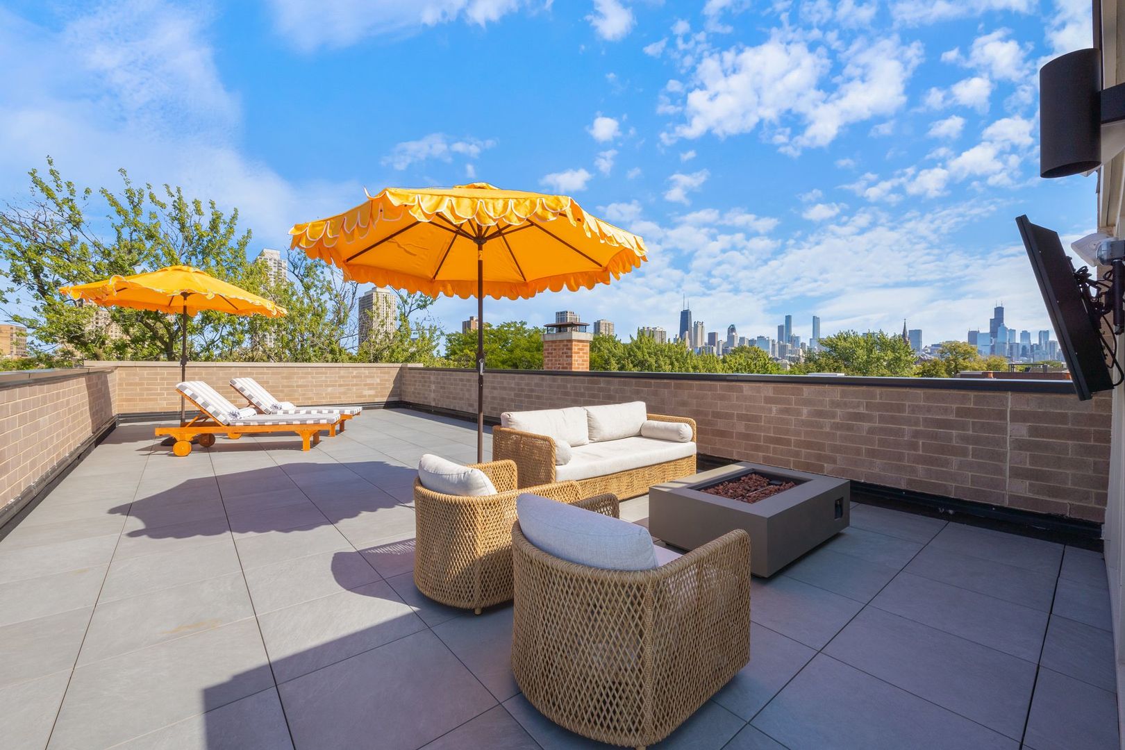 2034 N Mohawk Street Unit: 3