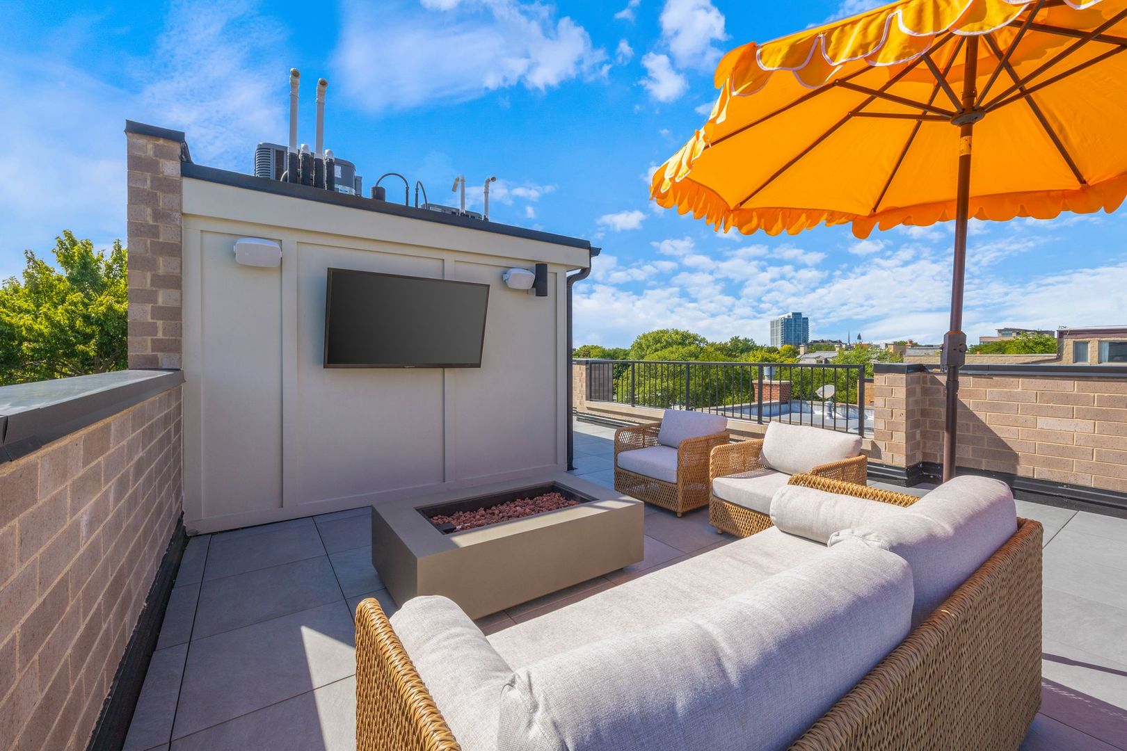 2034 N Mohawk Street Unit: 3