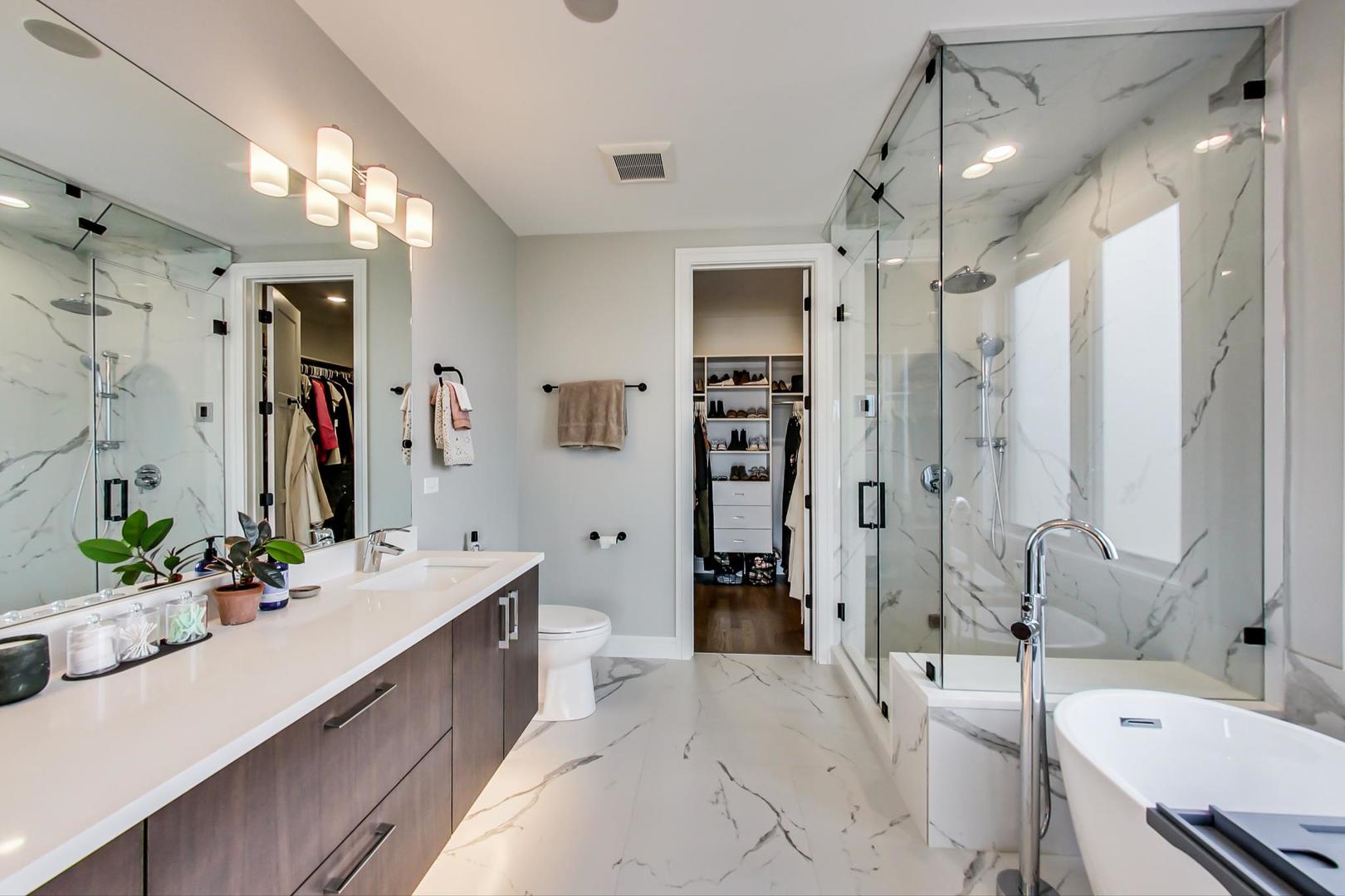 2429 W Augusta Boulevard Unit: 3