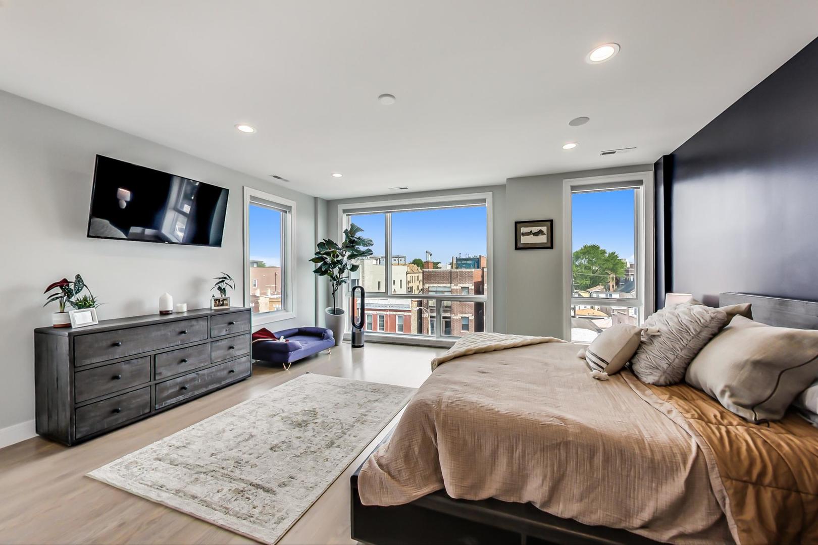 2429 W Augusta Boulevard Unit: 3
