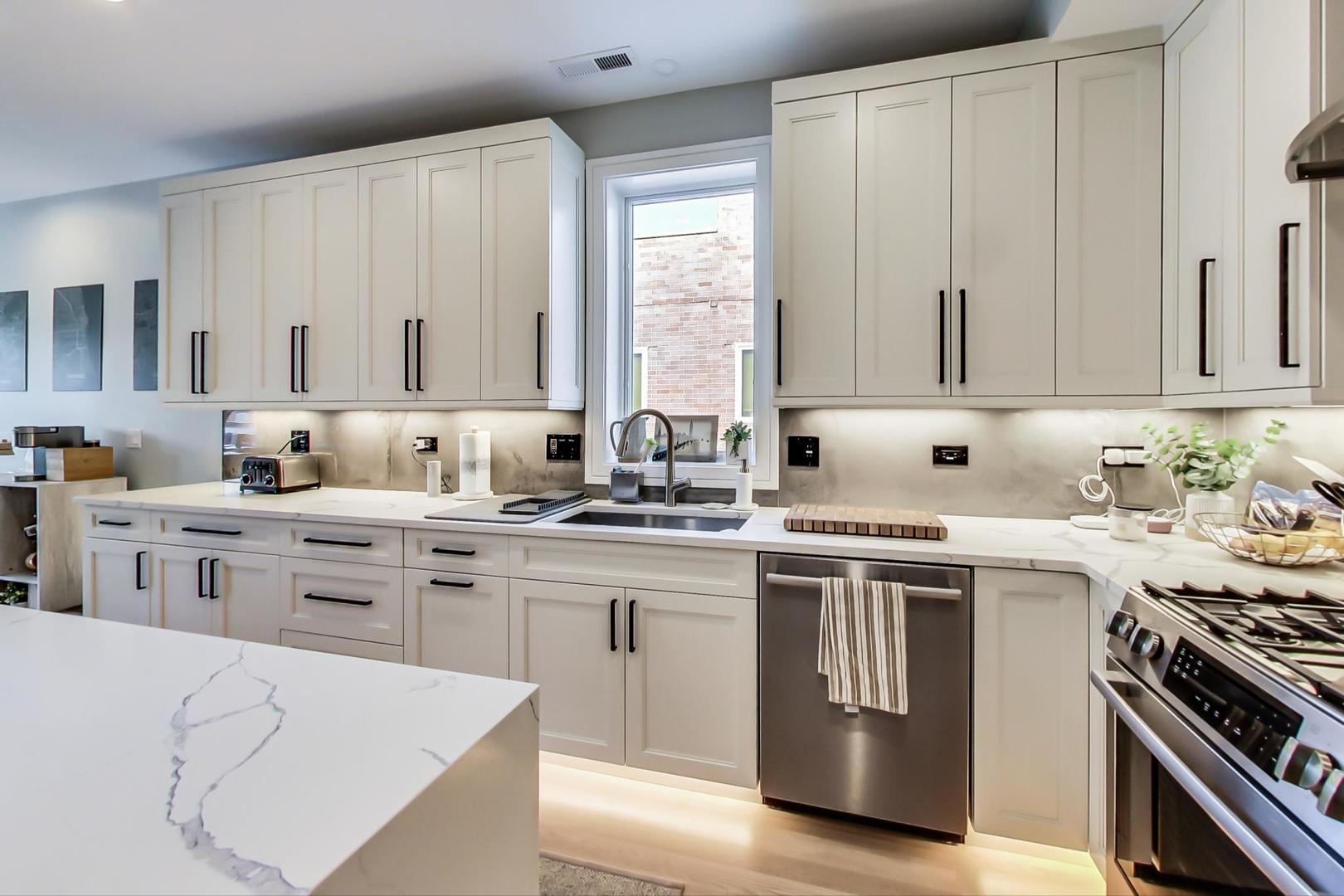2429 W Augusta Boulevard Unit: 3