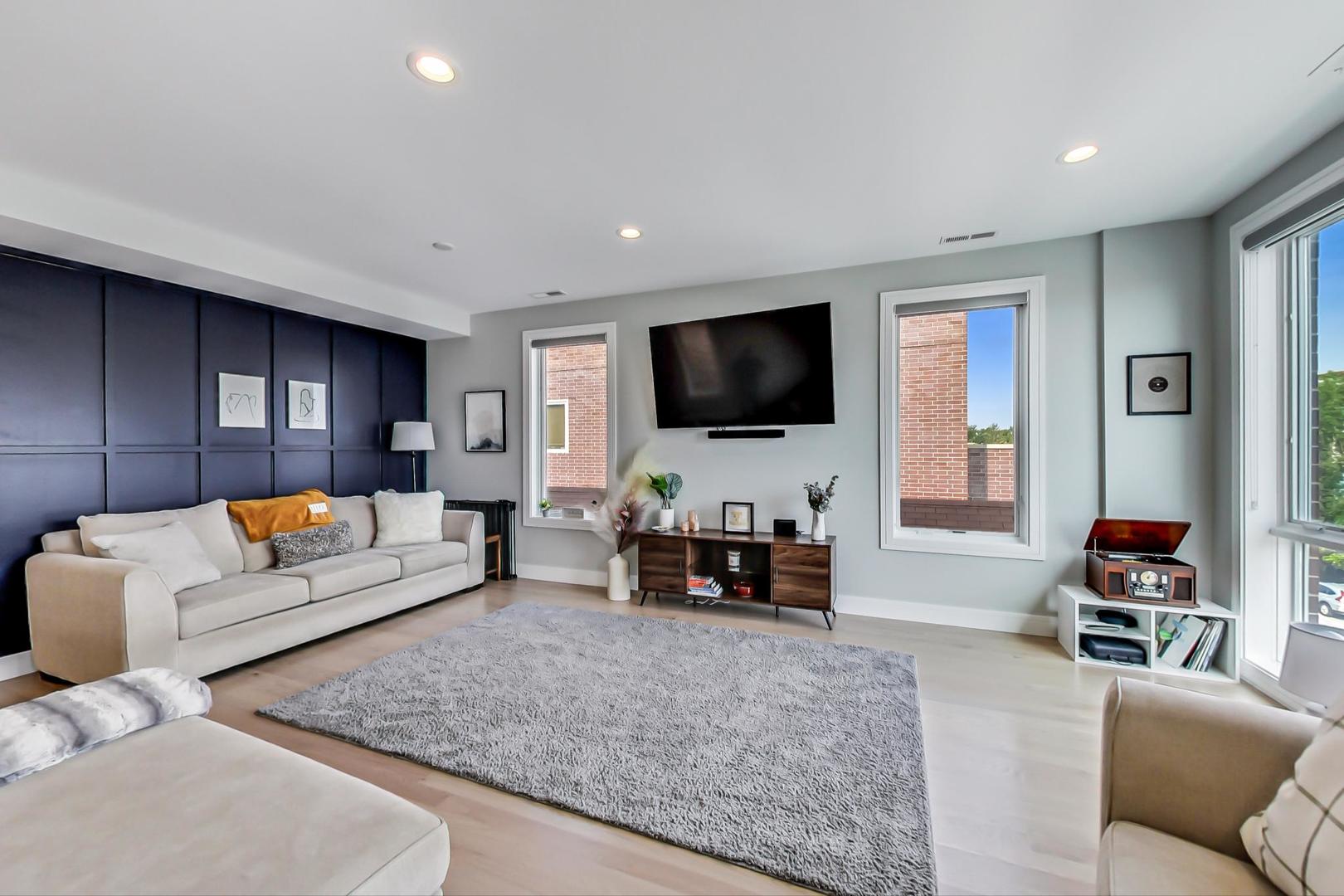 2429 W Augusta Boulevard Unit: 3