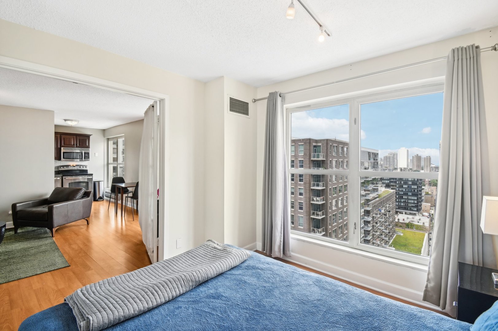1212 N LaSalle Street Unit: 1704