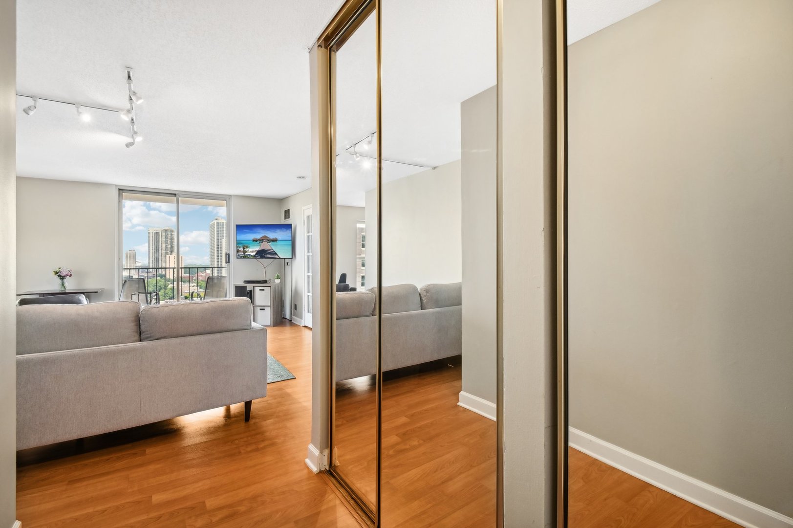 1212 N LaSalle Street Unit: 1704