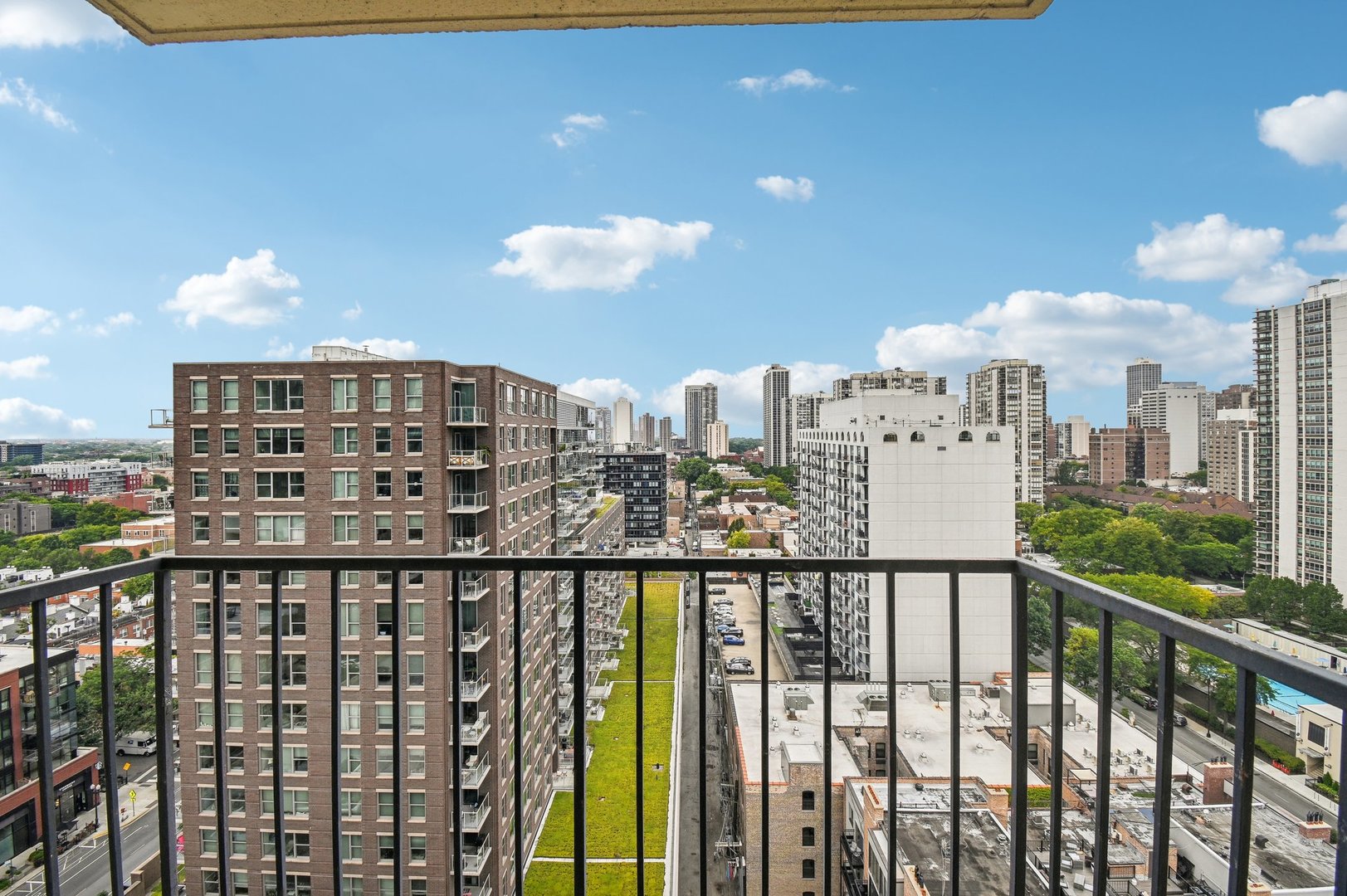 1212 N LaSalle Street Unit: 1704