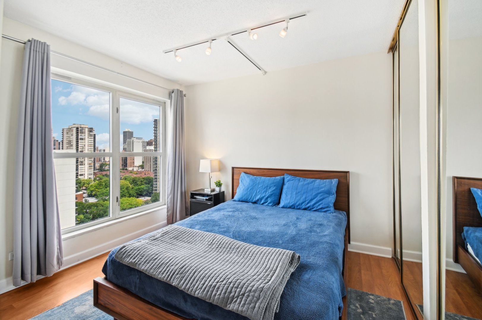 1212 N LaSalle Street Unit: 1704
