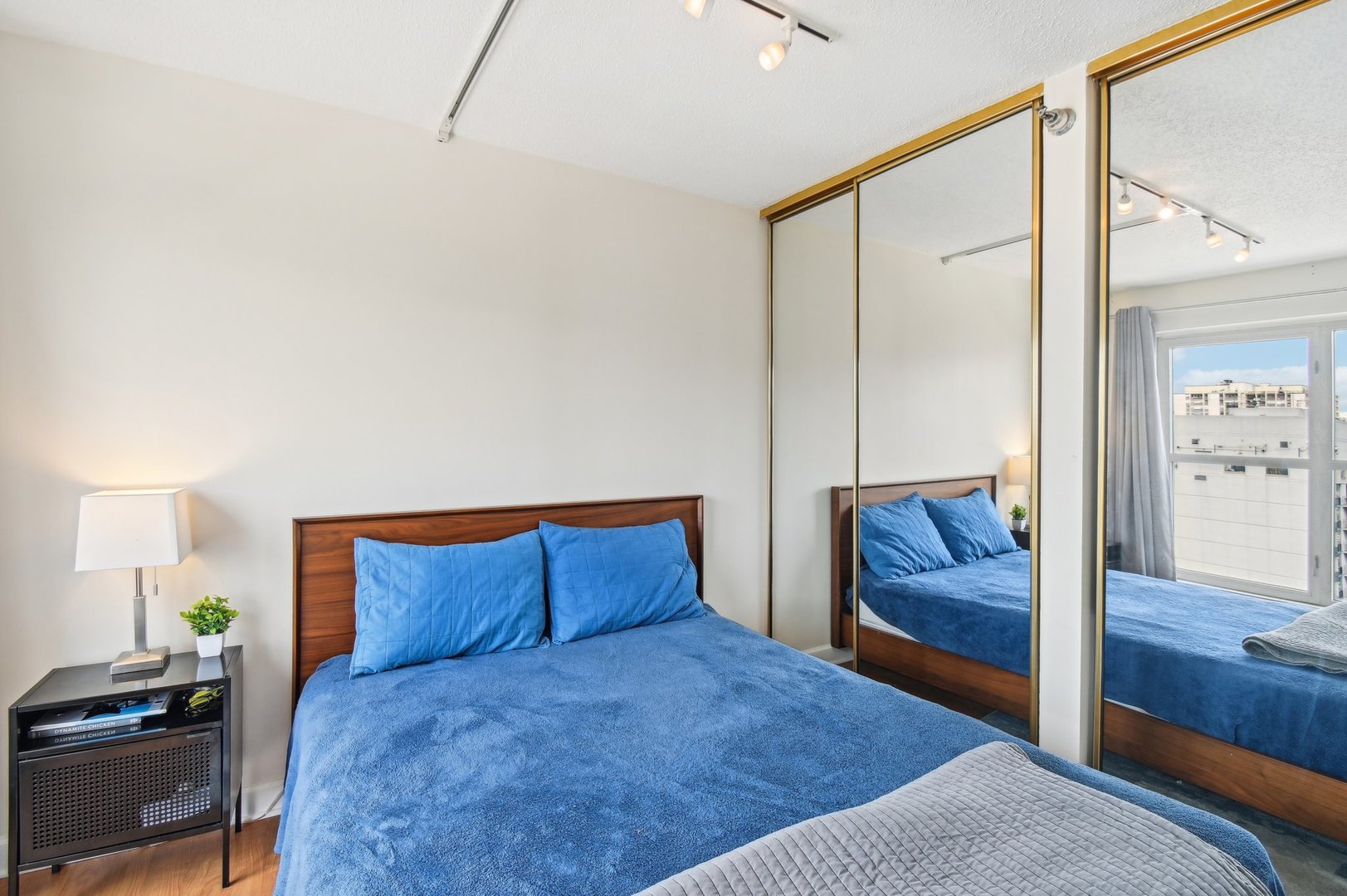 1212 N LaSalle Street Unit: 1704