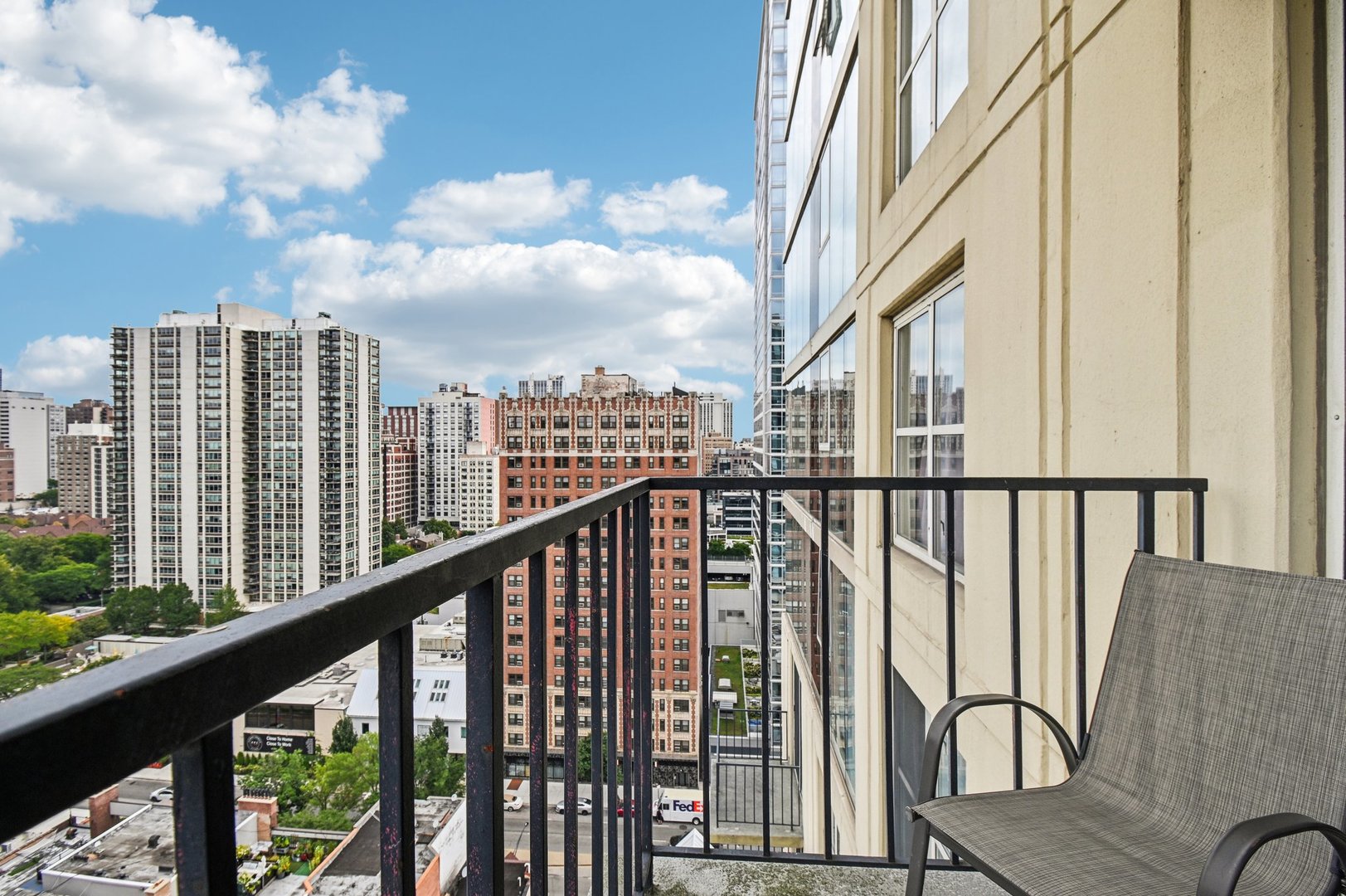 1212 N LaSalle Street Unit: 1704