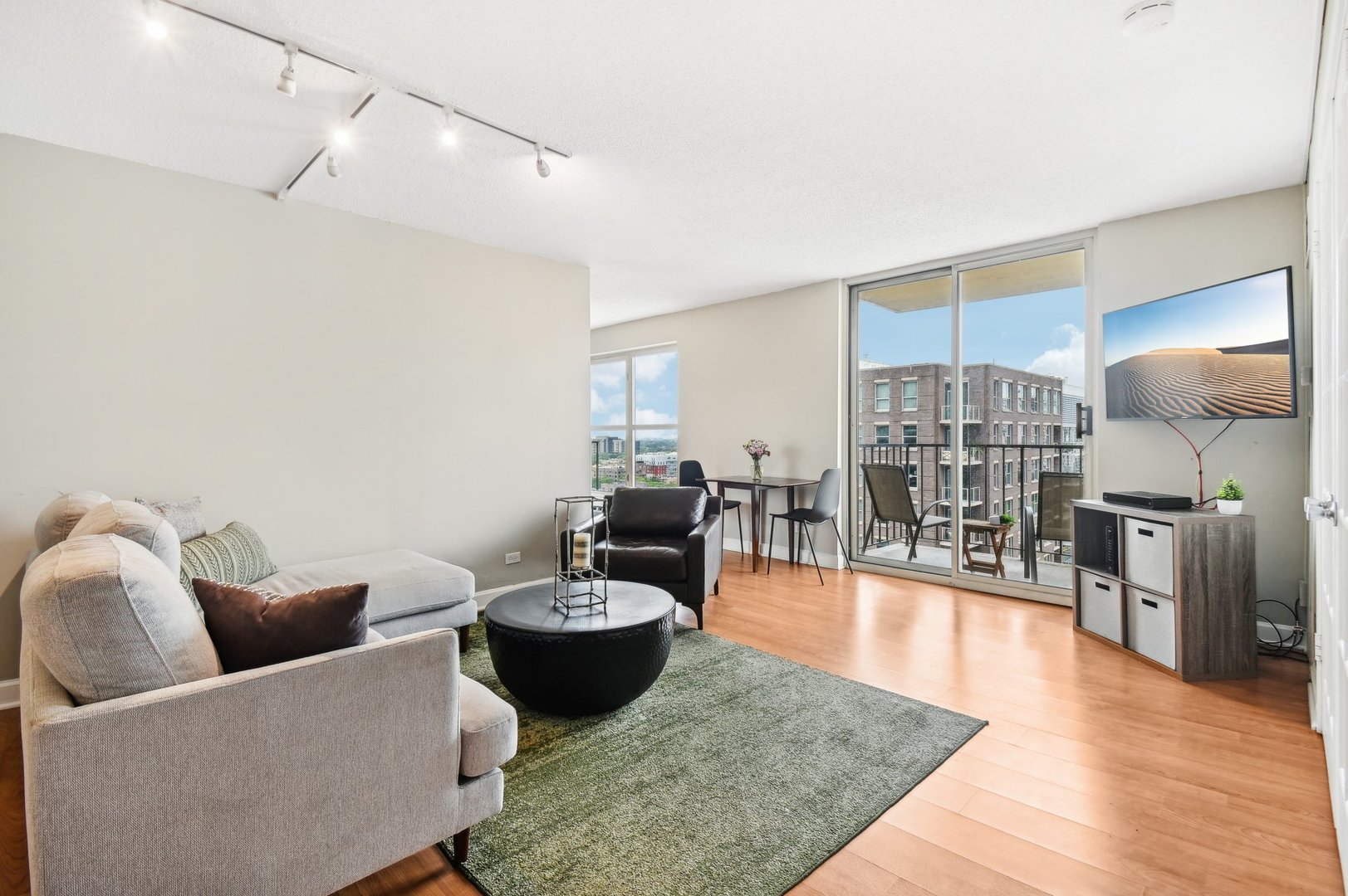 1212 N LaSalle Street Unit: 1704