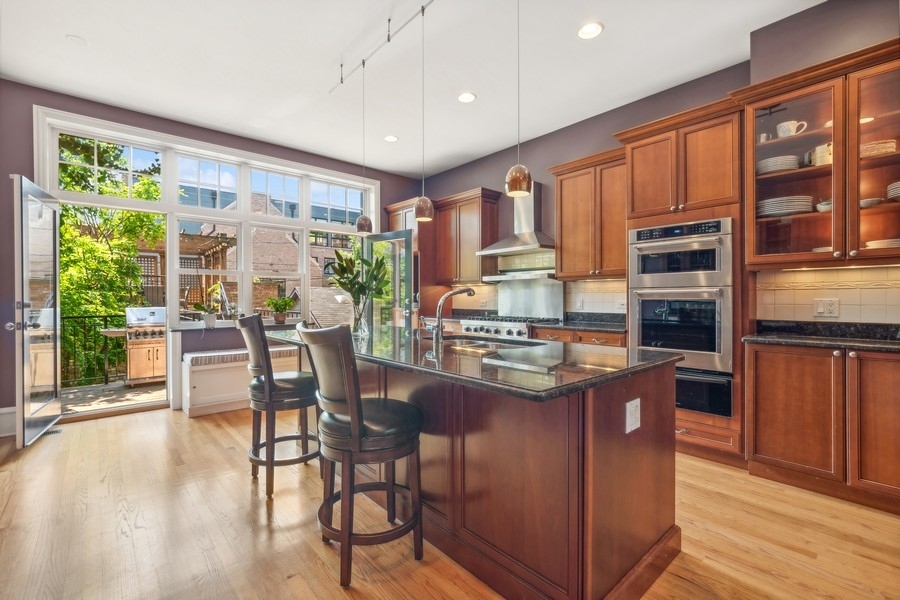 851 W Webster Avenue