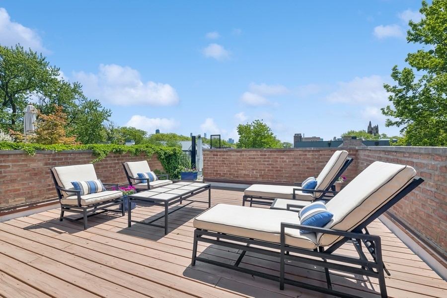 851 W Webster Avenue
