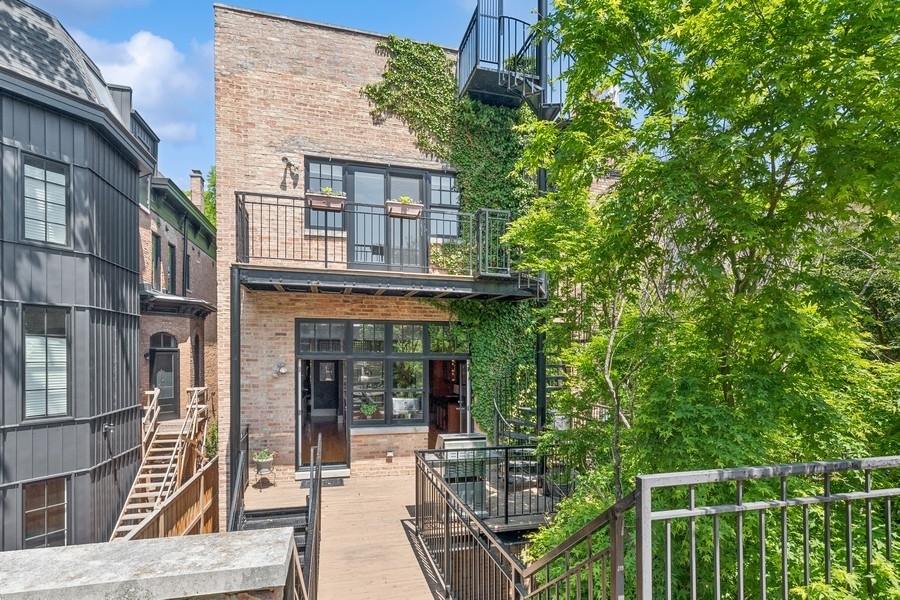851 W Webster Avenue