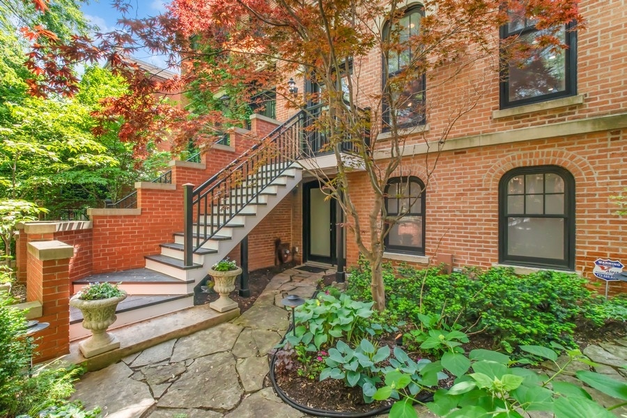 851 W Webster Avenue