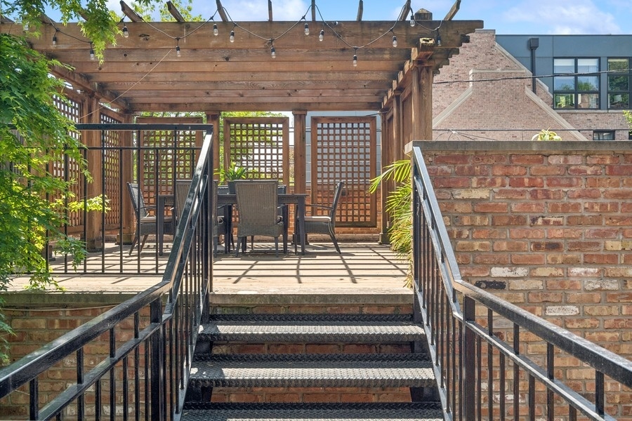 851 W Webster Avenue
