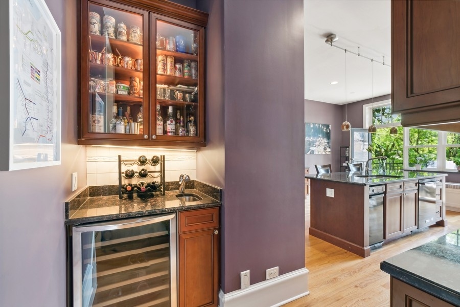 851 W Webster Avenue