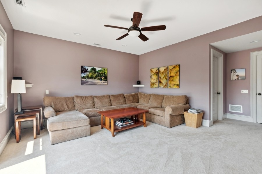 851 W Webster Avenue