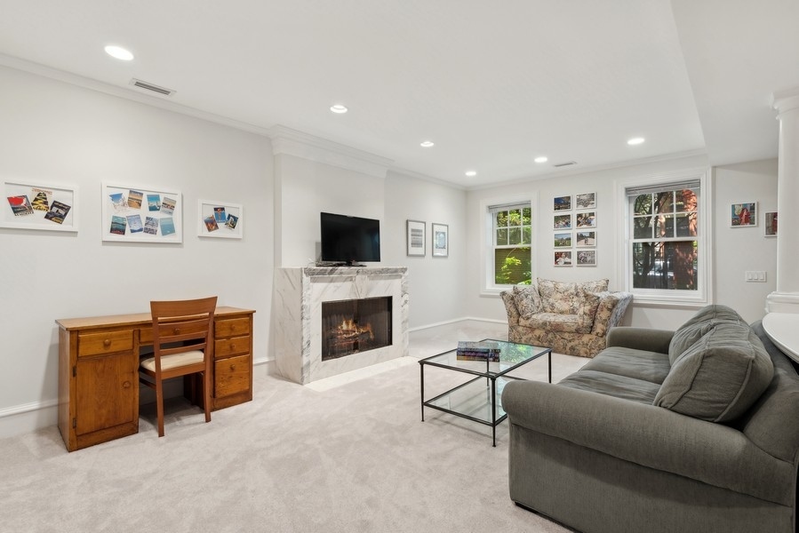 851 W Webster Avenue