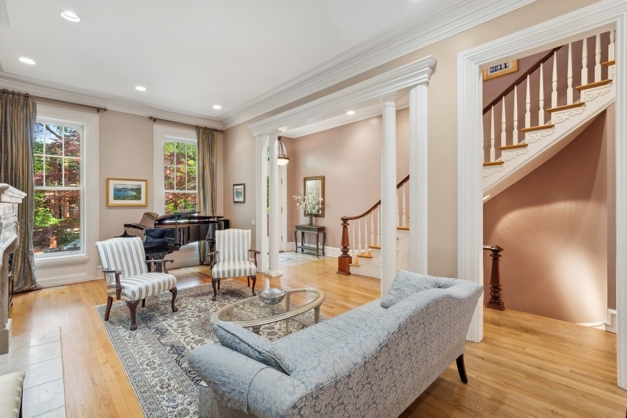 851 W Webster Avenue
