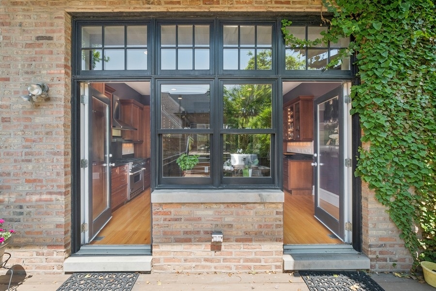 851 W Webster Avenue