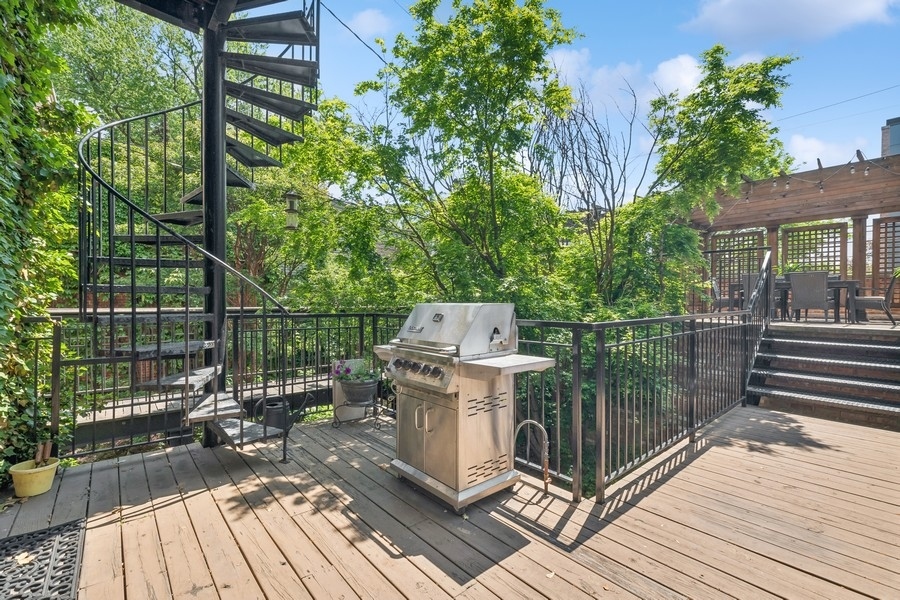 851 W Webster Avenue